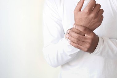 Kopya boşluğunda acı çeken bir adam 