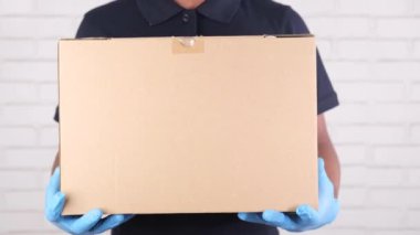 Karton kutular taşıyan eldiven sipariş et..