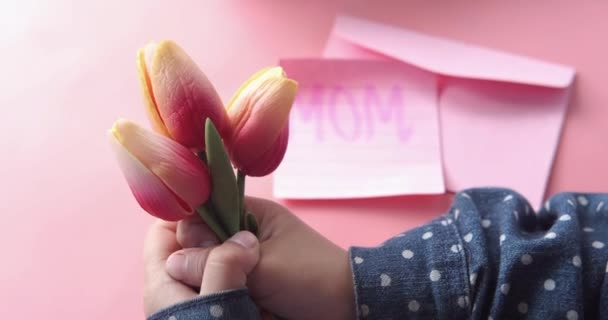 Mor dag begreppet barn hand hålla tulpan blomma — Stockvideo