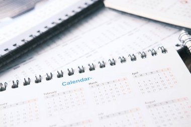 Renk arkaplanında takvim ve kalem yığını olan son tarih kavramı 