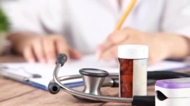 Doktor el yazısı reçetesi masada, seçici odaklanma 