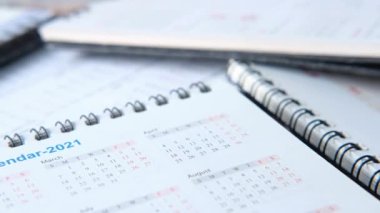 Yeni yıl hedefleri kavramı ile 2021 takvimi renk arkaplanı 