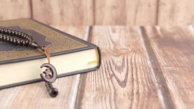 Kur 'an-ı Kerim ve tespihi masaya koyun..