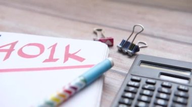 Beyaz arka planda 401k sözcüğüyle not al, kapat ,
