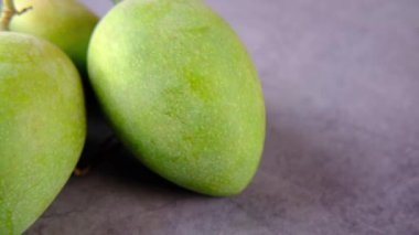 Siyah arka planda taze yeşil mango..