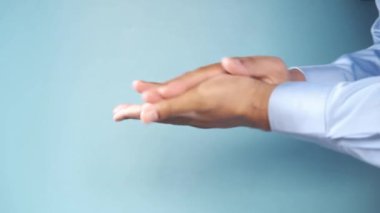 Mavi arka planda korona virüsünü önlemek için dezenfektan sıvısı kullanılıyor. 