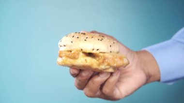 El ele tutuşup sığır burger yedikten sonra fotokopi alanı olacak. 