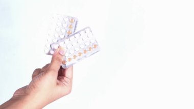 Kadınlar ellerinde doğum kontrol hapları tutuyorlar. 