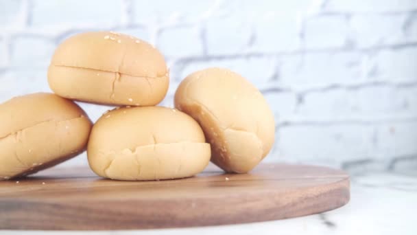 Zbliżenie stosu pieczonego chleba na stole — Wideo stockowe