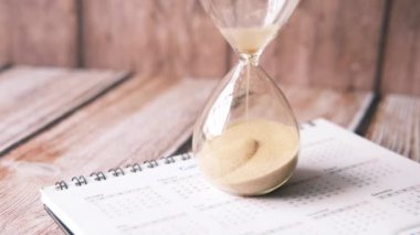 Masadaki kum saati, kum saati ampulünden akan kum.