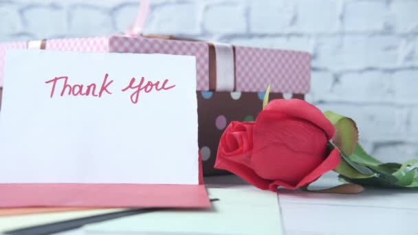 Message de remerciement et enveloppe sur table en bois — Video