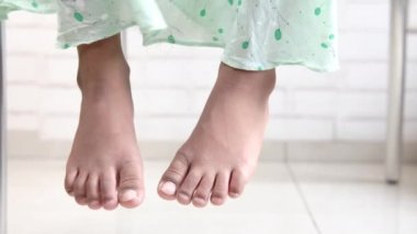 5 yaşındaki kız çocuğu ayaklarını kapat.