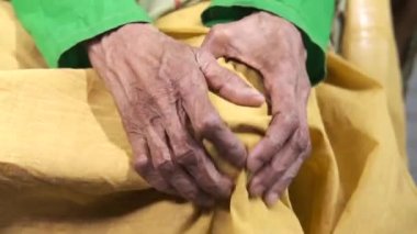 Dizlerinde eklem ağrısı olan son sınıf kadınlarına yaklaşın.