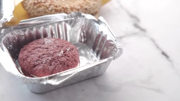 Primer plano de galletas dulces en la mesa de madera — Vídeos de Stock