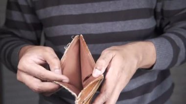 Bir adam boş bir cüzdanı fotokopi alanı ile açar.