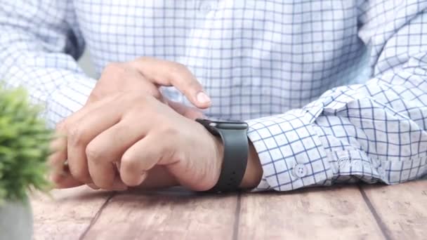 Mans mano usando reloj inteligente. — Vídeo de stock