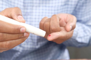 Kan şekeri seviyesini ölçen adamlar. 