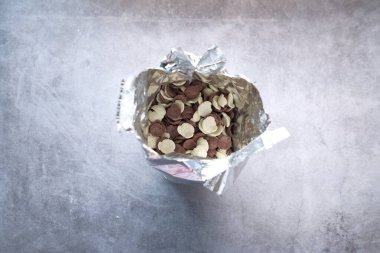  Mısır gevreğinin üst görüntüsü bir pakette düşer 