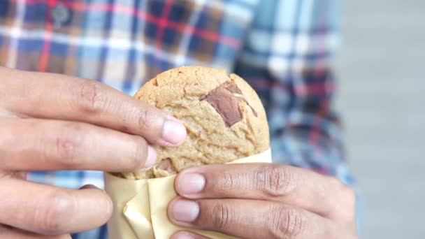 Mão segurando biscoitos doces perto — Vídeo de Stock