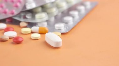 Ornage fırınında bir sürü renkli hap ve kapsülleri kapatın. 