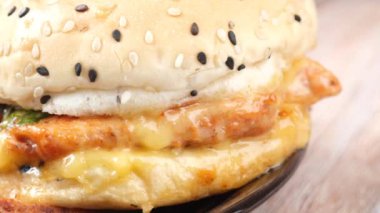 Ahşap zemin üzerinde sığır burger ayrıntılı çekim 