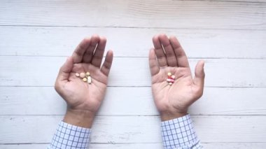 Avucumuzdaki pek çok tıbbi hapın üst görüntüsü 