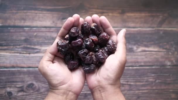 Koncept ramadánu, datum držení rukou ovoce — Stock video