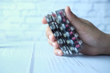 Elele tutuşan su toplayan paketleri kapat .