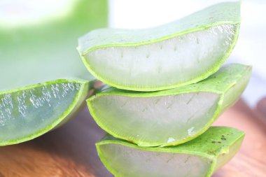 Yakın plan taze Aloe vera doğrama tahtasının üzerinde dilimlenmiş.
