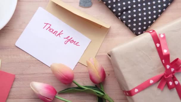 Teşekkür ederim. Tahta masadaki zarf ve mesaj. — Stok video
