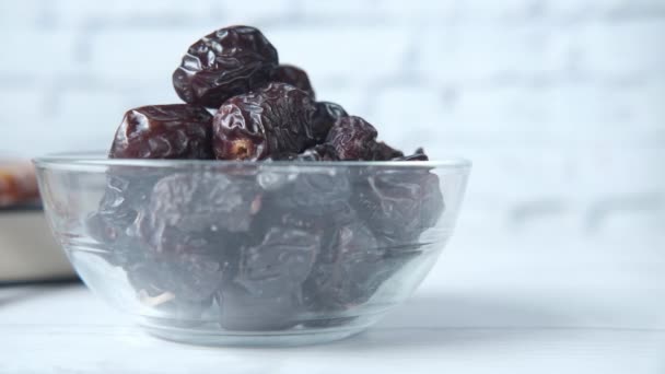 Närbild av färsk frukt i en skål och Koranen på bordet — Stockvideo
