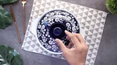 Çatal bıçak takımı ve boş kase siyah arka planda.