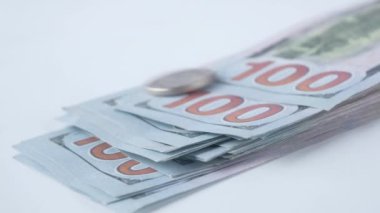 Masadaki 100 dolar nakit ve parayı kapat. 