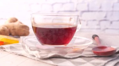 Ahşap zemin üzerinde zencefil çayının en üst görüntüsü.