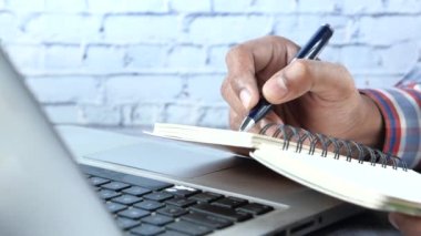 Not defterine insan el yazısını kapat ve dizüstü bilgisayar kullan 