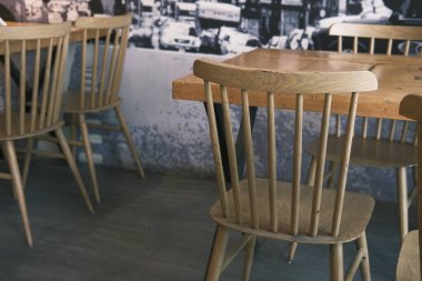 Corona virüsü döneminde kafede bir sürü boş sandalye 