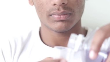 Gargara suyu kapağa akıyor.