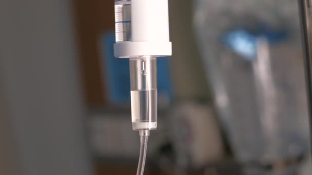 Saltlösning droppande i sjukhusrum, närbild — Stockvideo