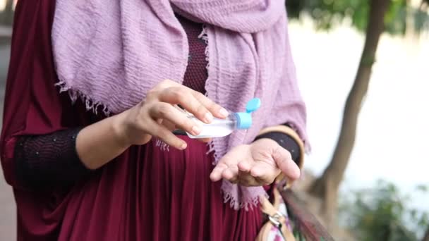 Ręce kobiet stosujących żel do dezynfekcji na zewnątrz — Wideo stockowe