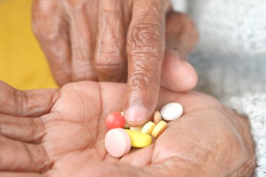 Yaşlı kadınların elindeki ilaç ve kapsülleri kapatın. 