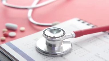  Takvimde ilaç ve steteskop var. ,