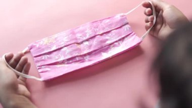  El ele tutuşan çocuk yüz maskesi, kapat. 