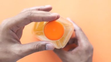  Elinde bir şişe portakal suyu tutarken üst manzara