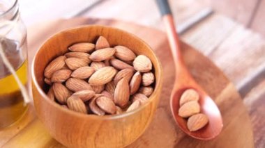 Ahşap arka planda badem yağı var. Üst aşağı