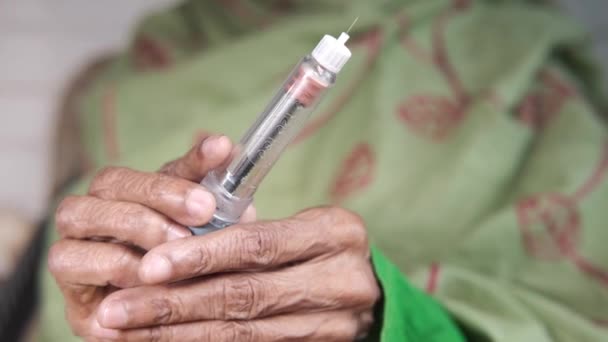 Пожилые женщины держат в руках инсулиновые ручки с копировальным местом, — стоковое видео