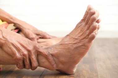 Yaşlı kadınların ayaklarına yakın dur ve yaralanma anında el masajı yap..