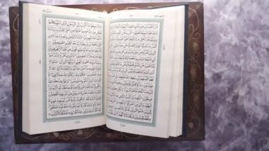 Kur 'an-ı Mübarek' in kapağını kapat. 