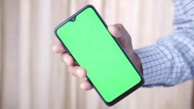 Akıllı telefonu yeşil ekran ile kapalı tutmak 