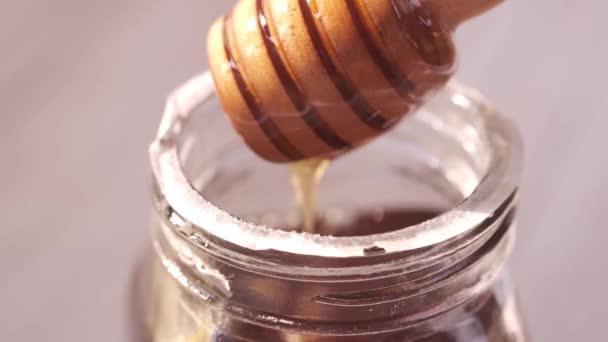 Frischer Honig mit Löffel auf dem Tisch — Stockvideo