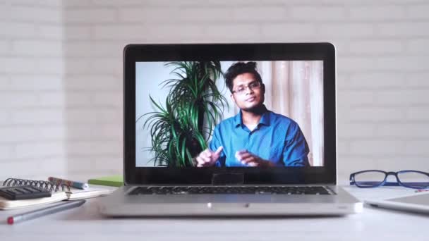 Empresario En una pantalla de videoconferencia en la pantalla del ordenador portátil — Vídeo de stock
